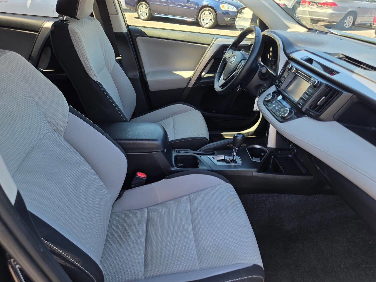 Used 2017 Toyota RAV4 XLE AWD/4WD image 29