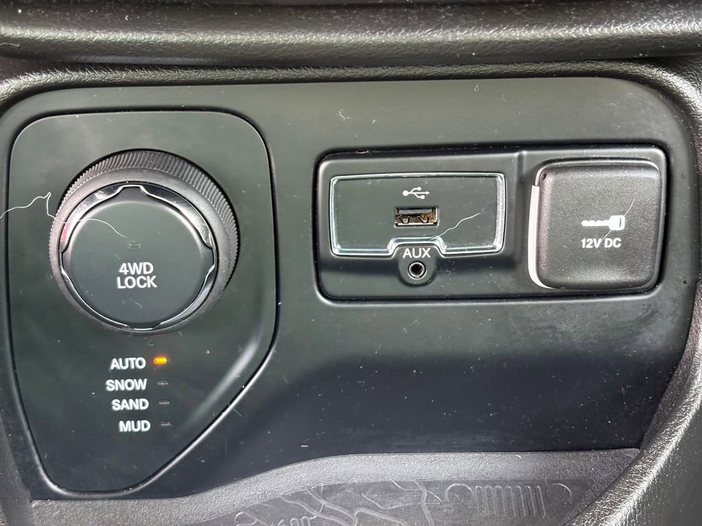 Used 2015 Jeep Renegade Latitude AWD/4WD image 25