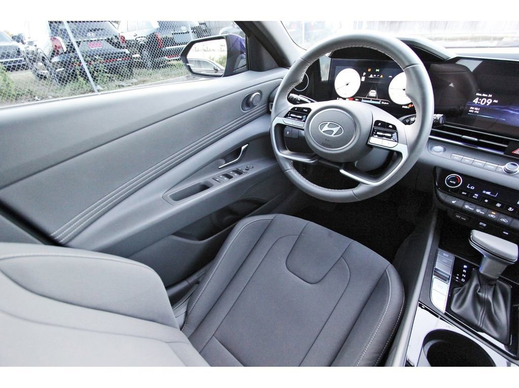 Used 2025 Hyundai Elantra SEL image 8