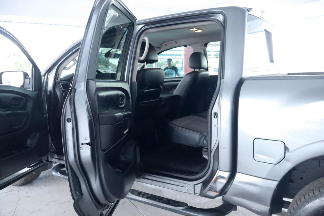 Used 2017 Nissan Titan S AWD/4WD image 28