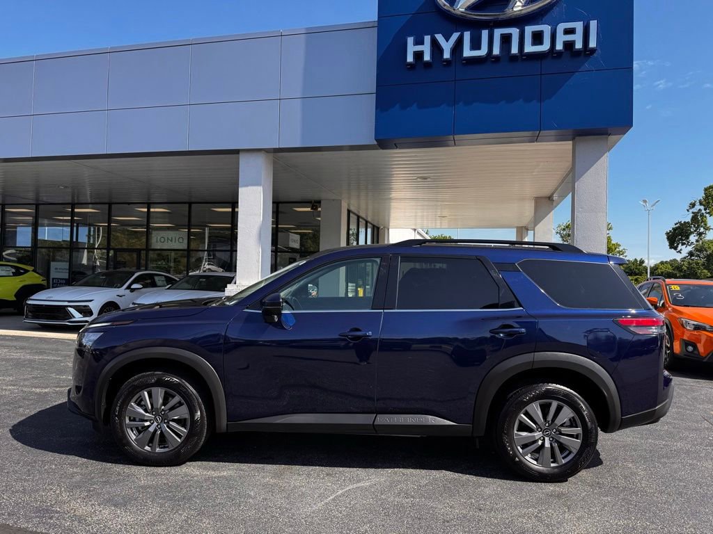Used 2025 Nissan Pathfinder SV AWD/4WD image 2