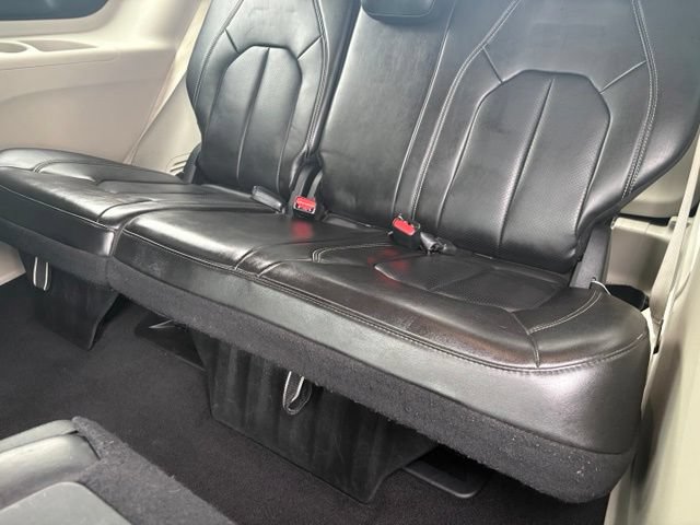 Used 2023 Chrysler Pacifica Touring-L FWD image 13