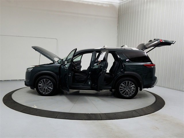 Used 2025 Nissan Pathfinder SL w/ SL Premium Package image 12
