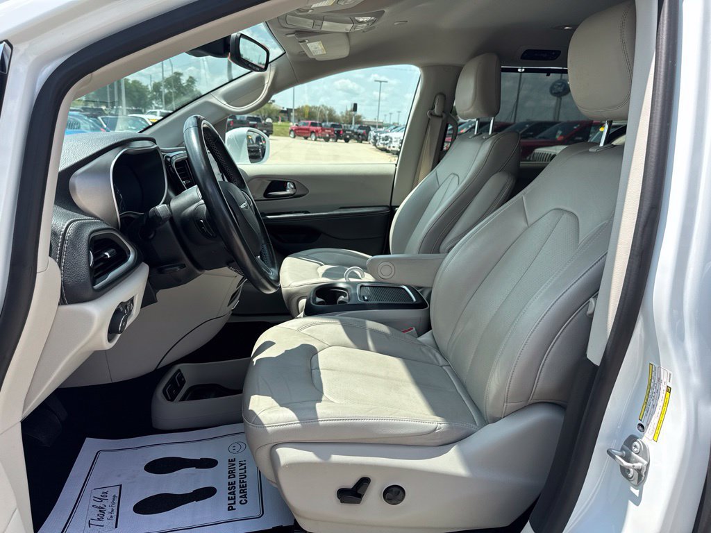 Used 2021 Chrysler Pacifica Touring-L w/ Premium & Safety Sphere Group AWD/4WD image 4