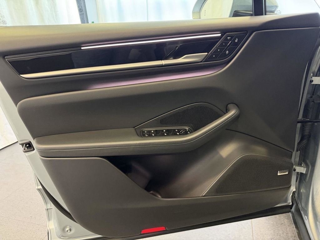 Certified 2025 Porsche Macan 4S Electric AWD/4WD image 15