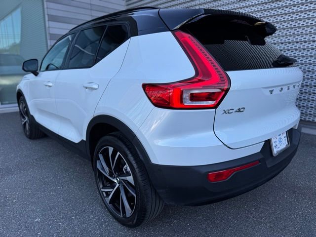 Used 2022 Volvo XC40 T4 R-Design w/ Advanced Package FWD image 3
