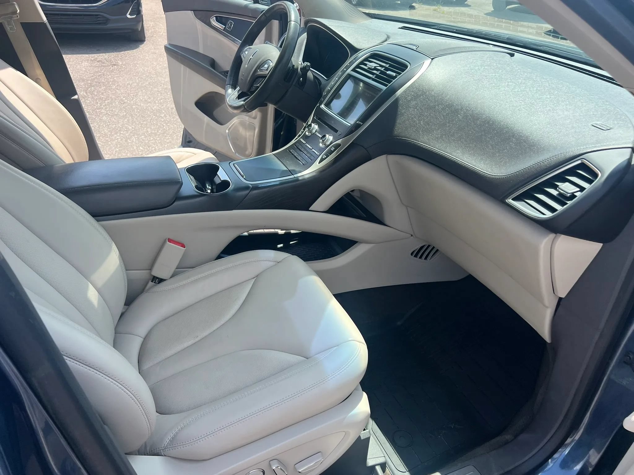 Used 2018 Lincoln MKX Select w/ Select Plus Package AWD/4WD image 25