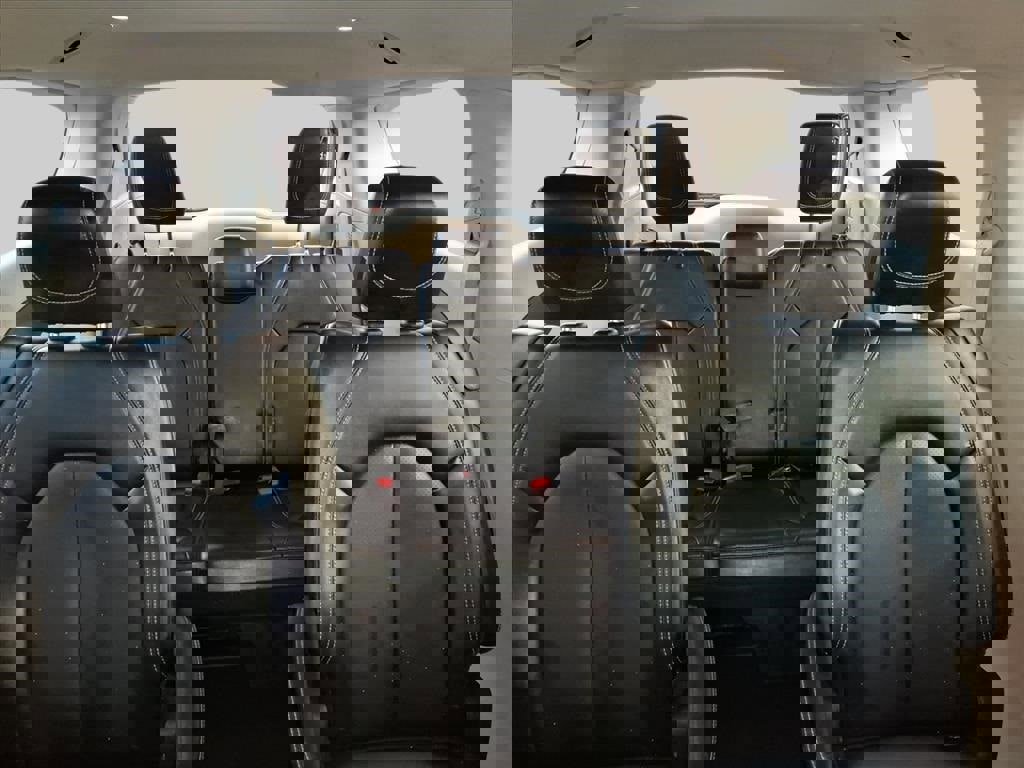 Used 2024 Chrysler Pacifica Touring-L image 16