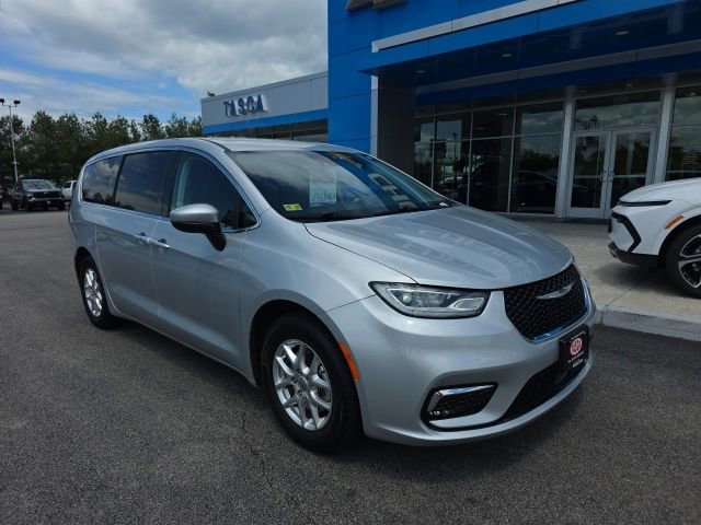 Used 2023 Chrysler Pacifica Touring-L FWD image 1