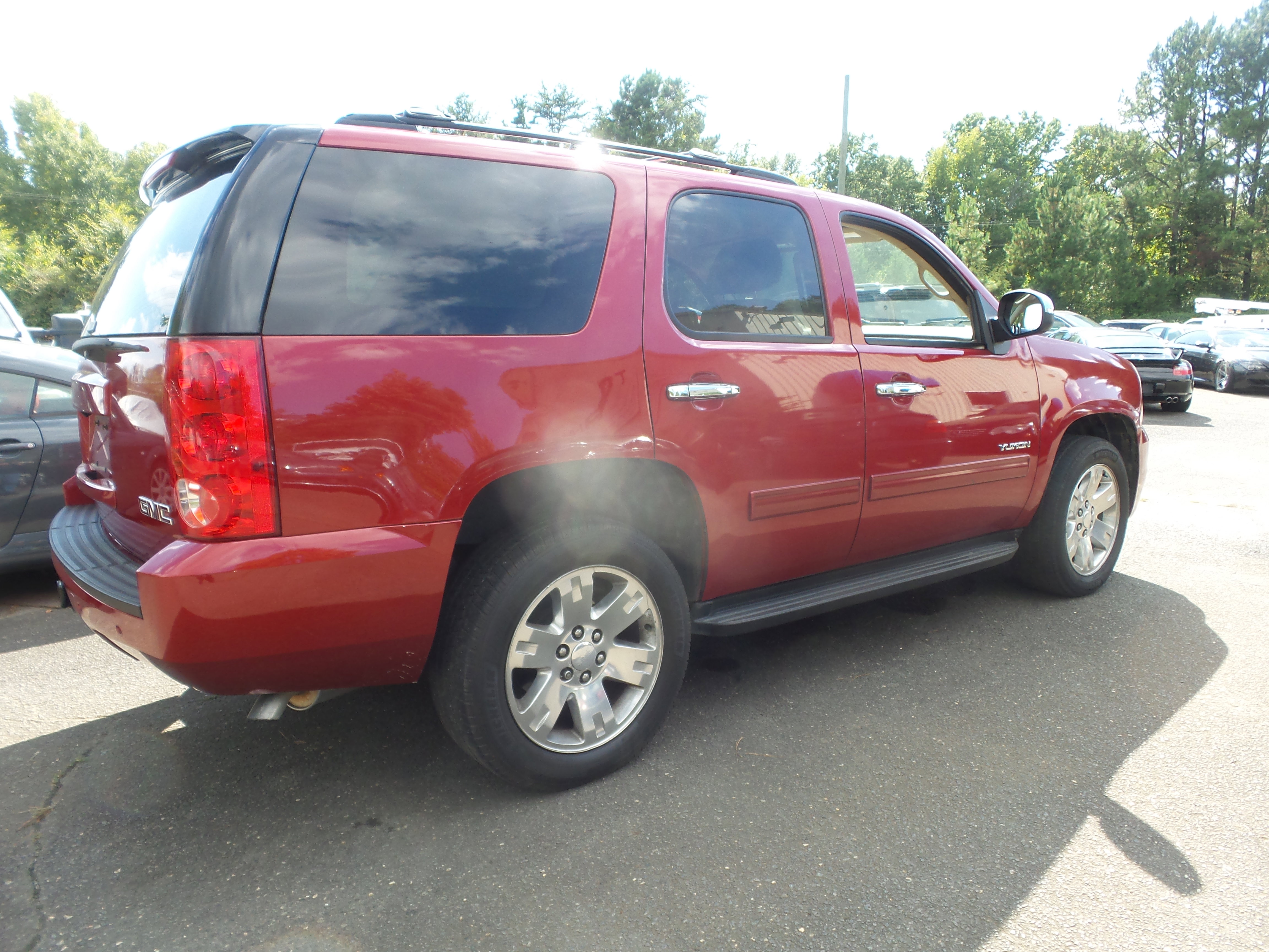 Used 2013 GMC Yukon SLT w/ SLT Chrome Package image 1