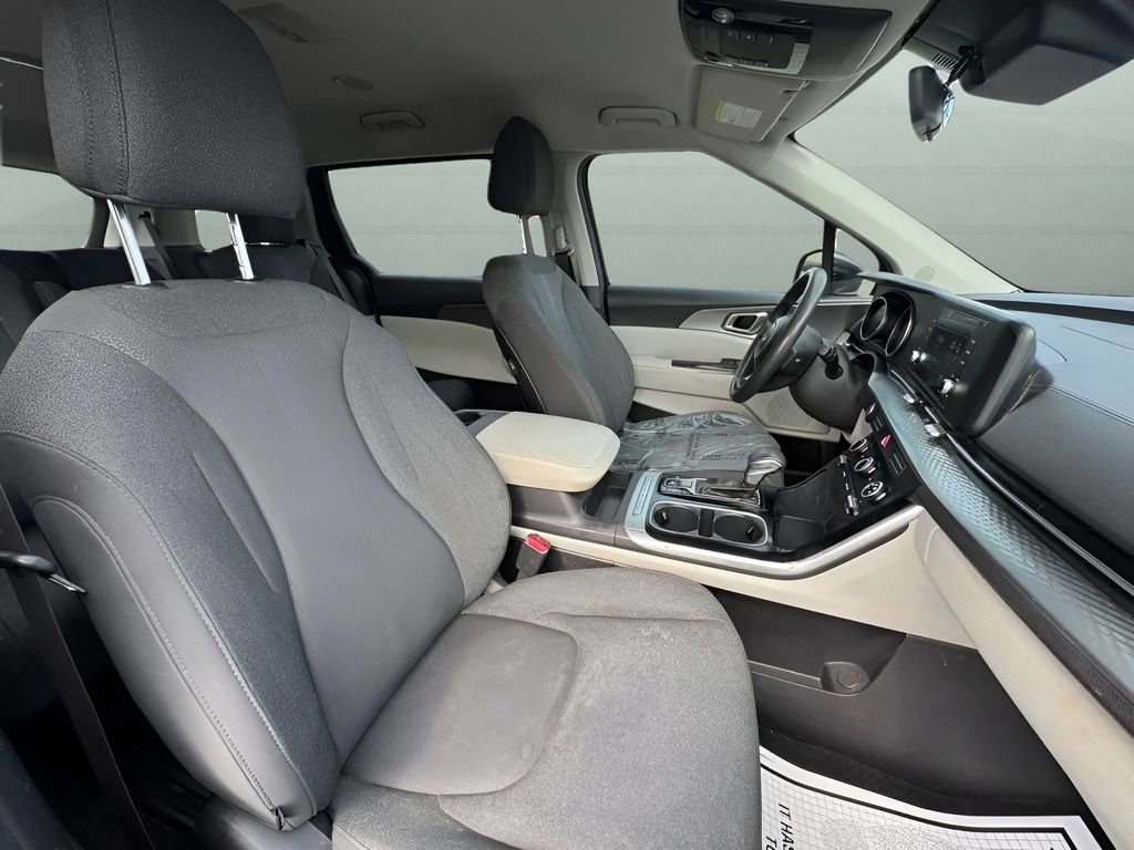 Used 2022 Kia Carnival LX image 17