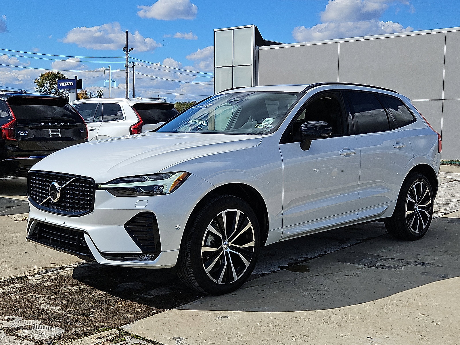 Certified 2023 Volvo XC60 B5 Plus w/ Climate Package image 3