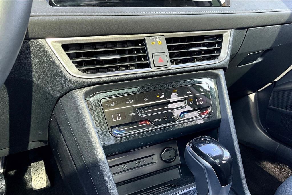 Used 2025 Volkswagen Taos SE image 13