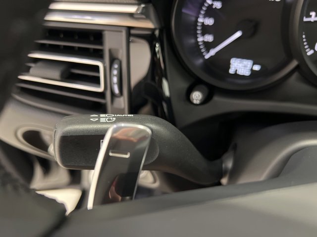 Used 2025 Porsche Macan T image 31