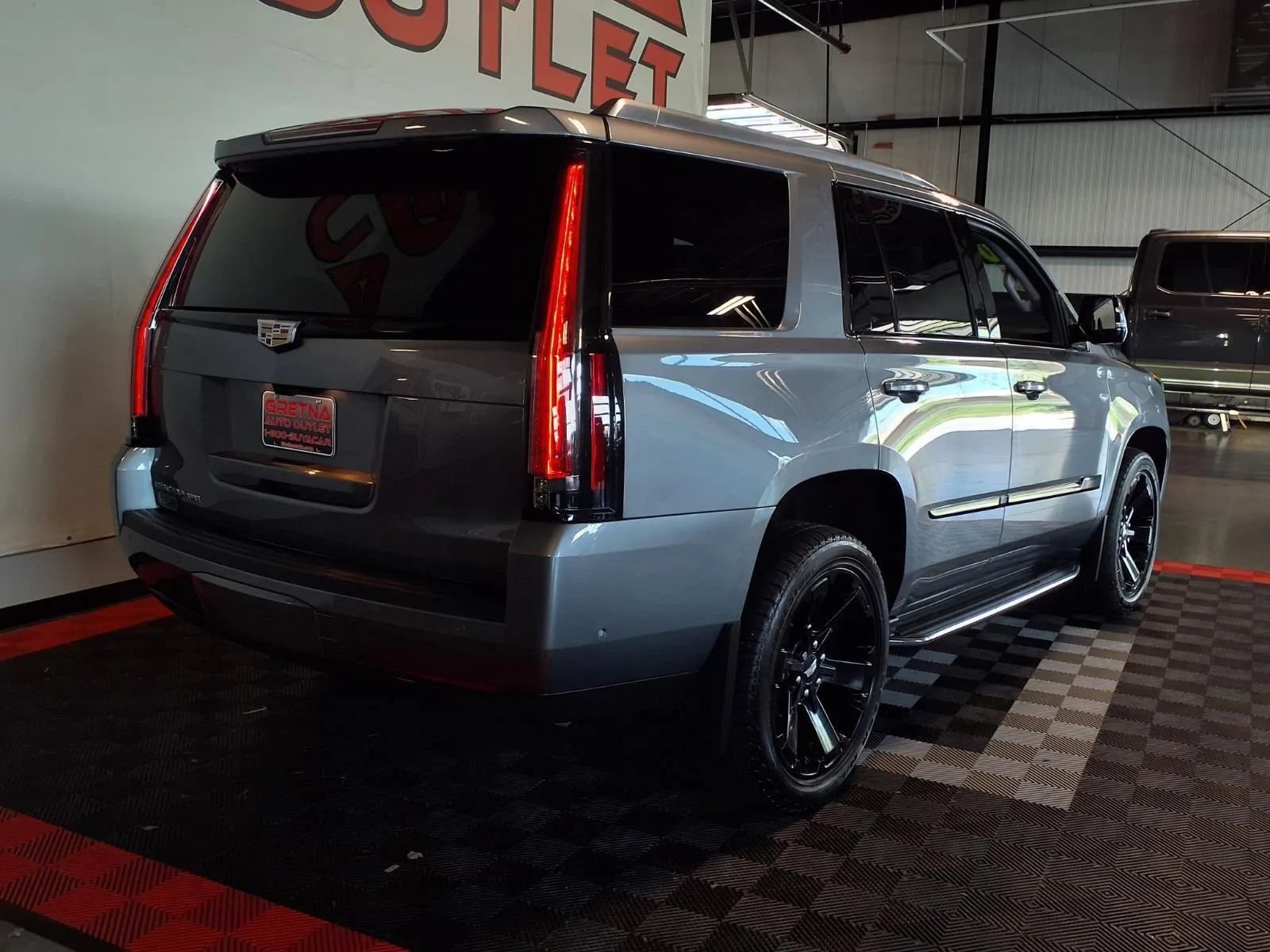 Used 2020 Cadillac Escalade Luxury w/ Escalade Sport Edition AWD/4WD image 9