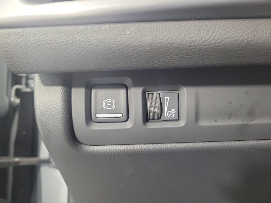 Used 2025 Cadillac XT4 Premium Luxury FWD image 30