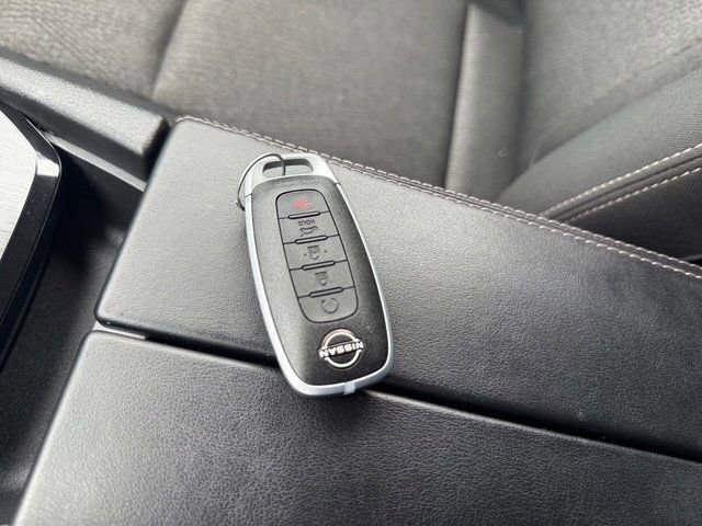 Used 2025 Nissan Rogue SV image 31