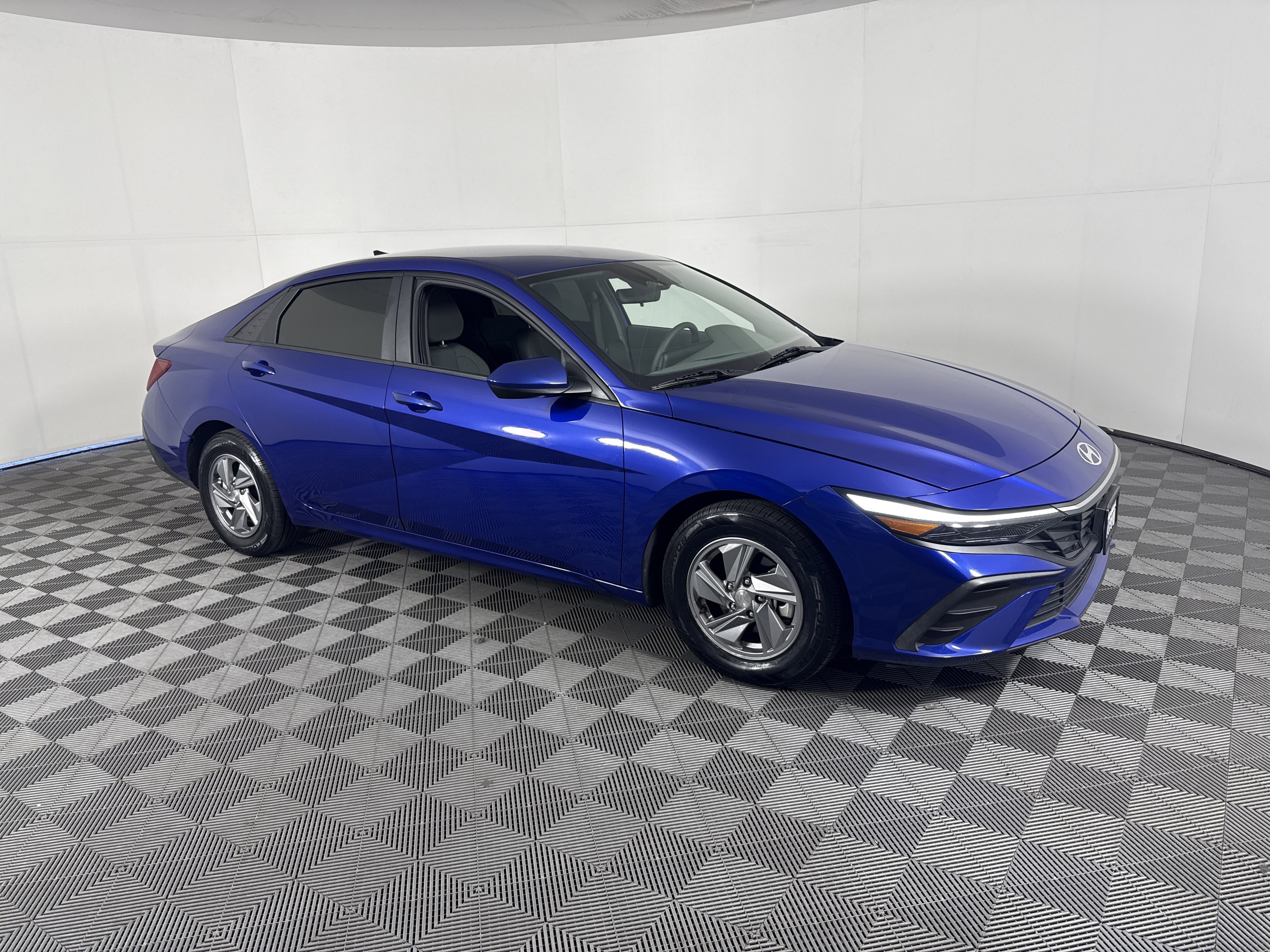 Used 2024 Hyundai Elantra SE image 2