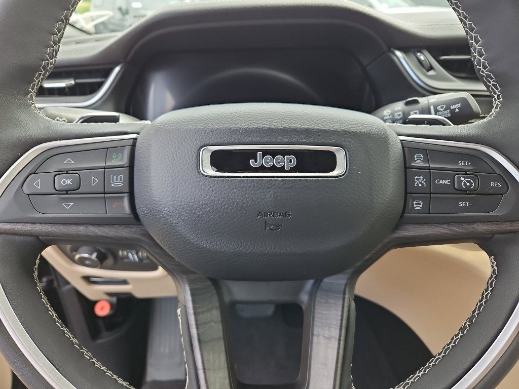 Used 2024 Jeep Grand Cherokee L Limited w/ Luxury Tech Group II AWD/4WD image 10