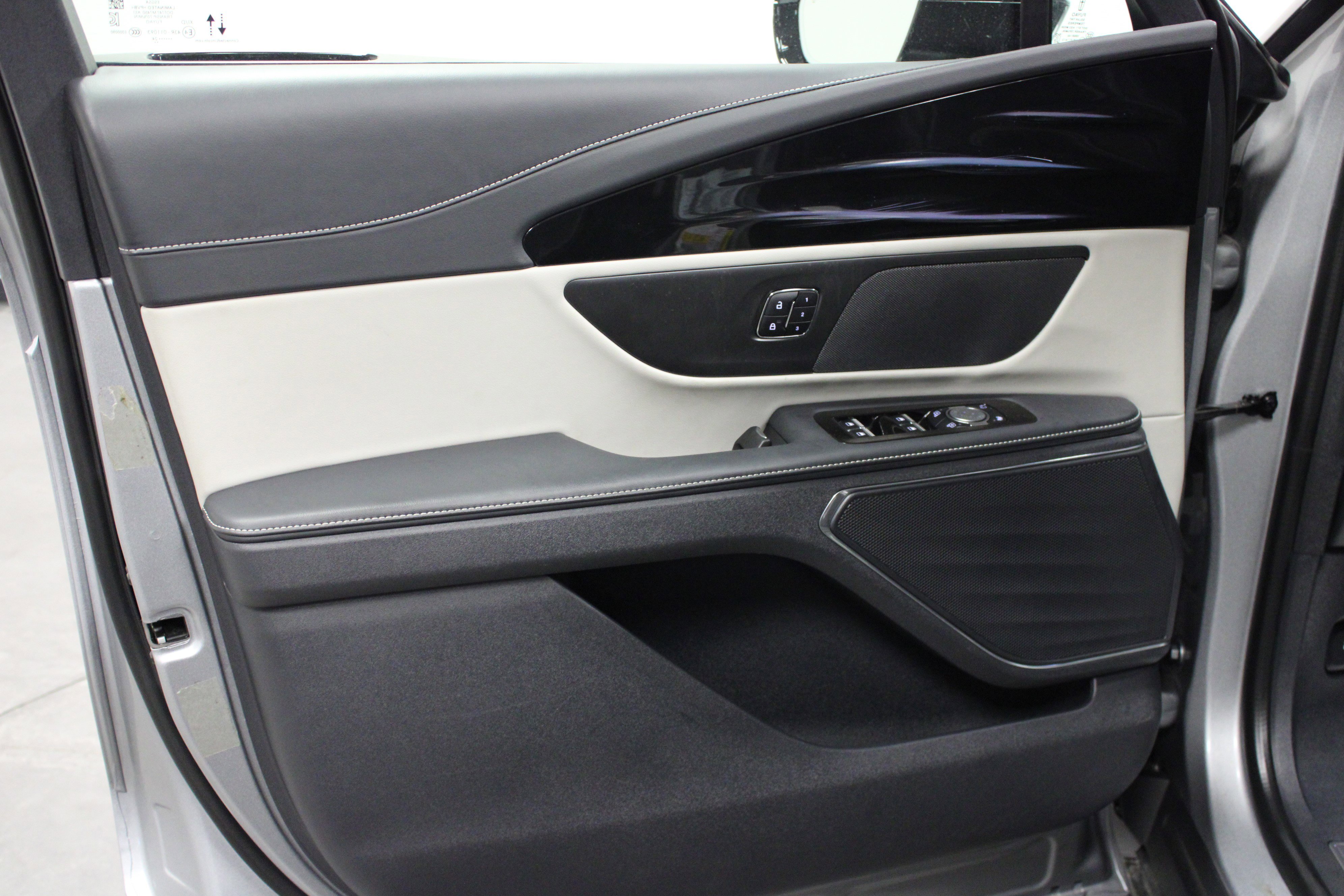 Used 2024 Lincoln Nautilus Reserve AWD/4WD image 11