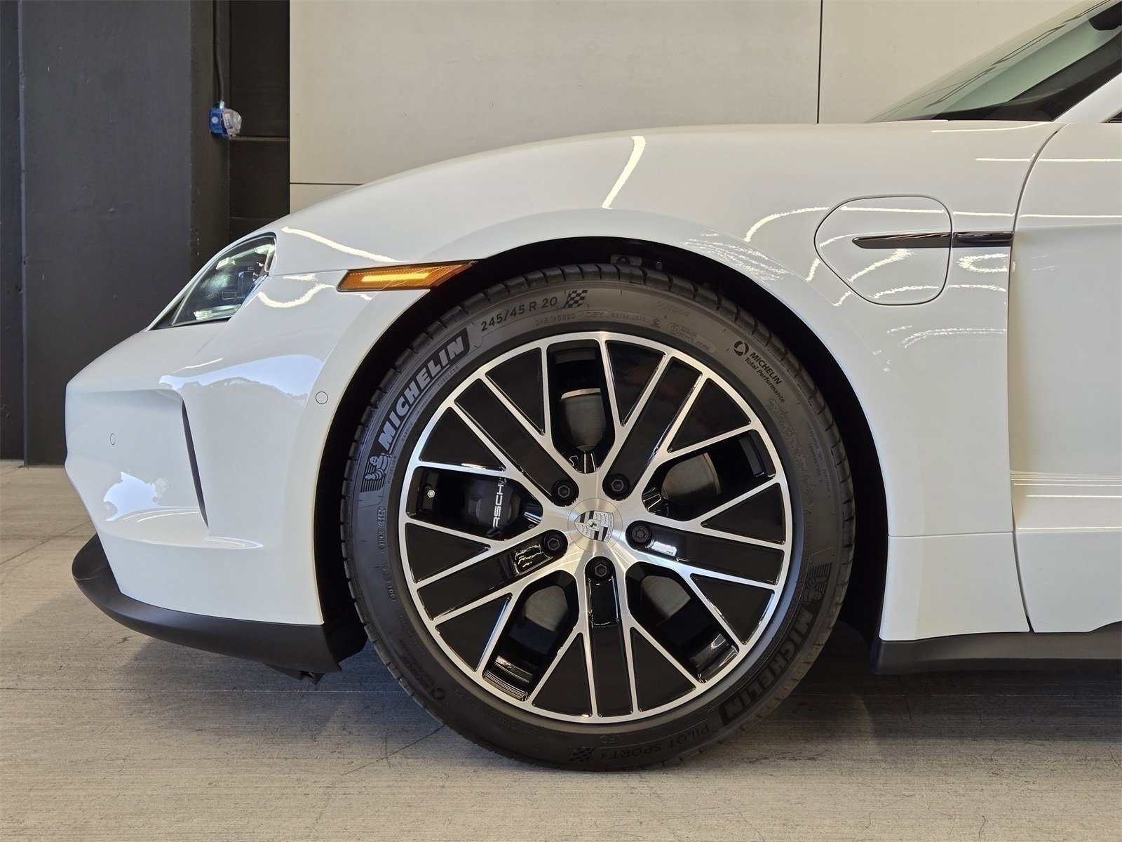 Used 2025 Porsche Taycan image 9