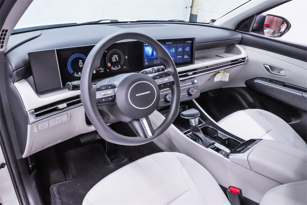 Certified 2025 Hyundai Tucson SE image 2