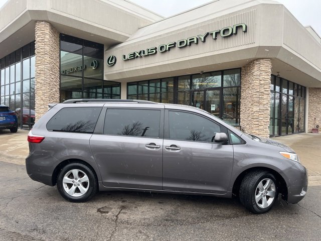 Used 2015 Toyota Sienna LE image 3