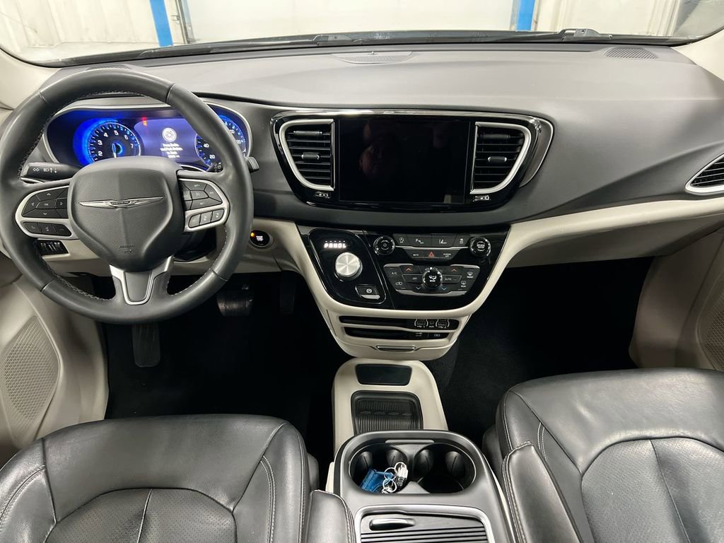 Used 2022 Chrysler Pacifica Touring-L image 10