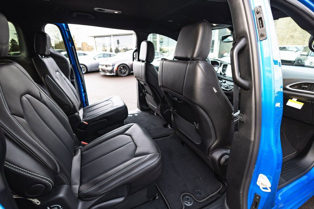 New 2026 Chrysler Pacifica Select w/ S Appearance Package image 33