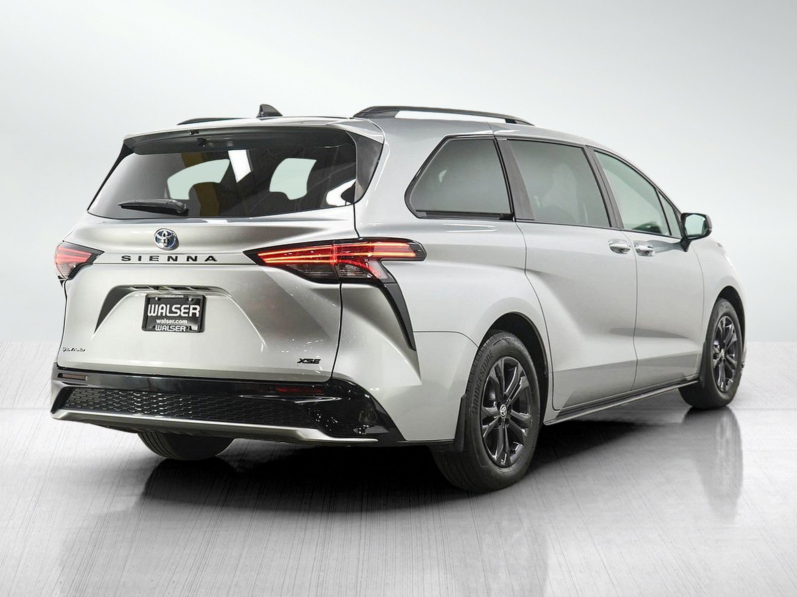 Used 2025 Toyota Sienna XSE AWD/4WD image 5