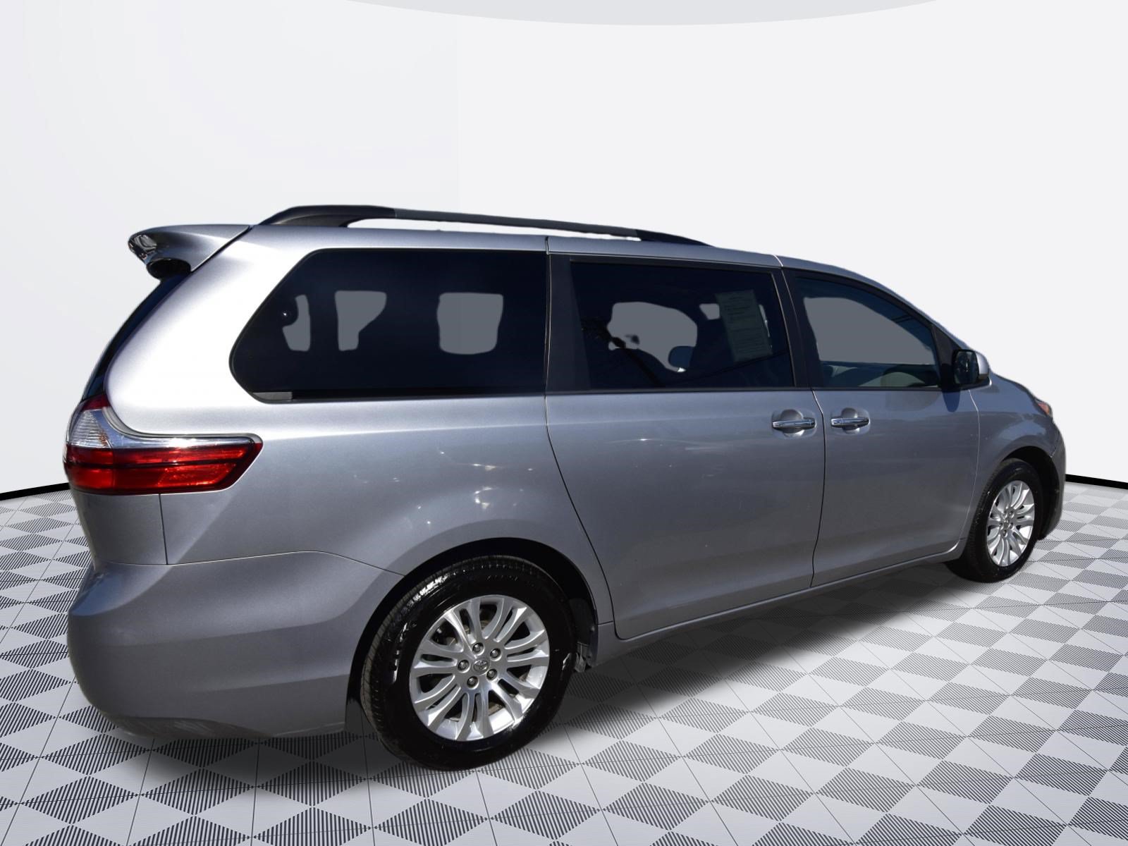 Used 2017 Toyota Sienna XLE FWD image 4