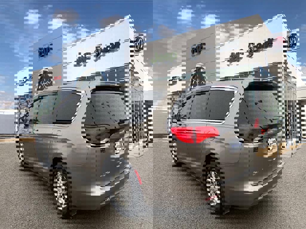 Used 2017 Chrysler Pacifica Touring image 3