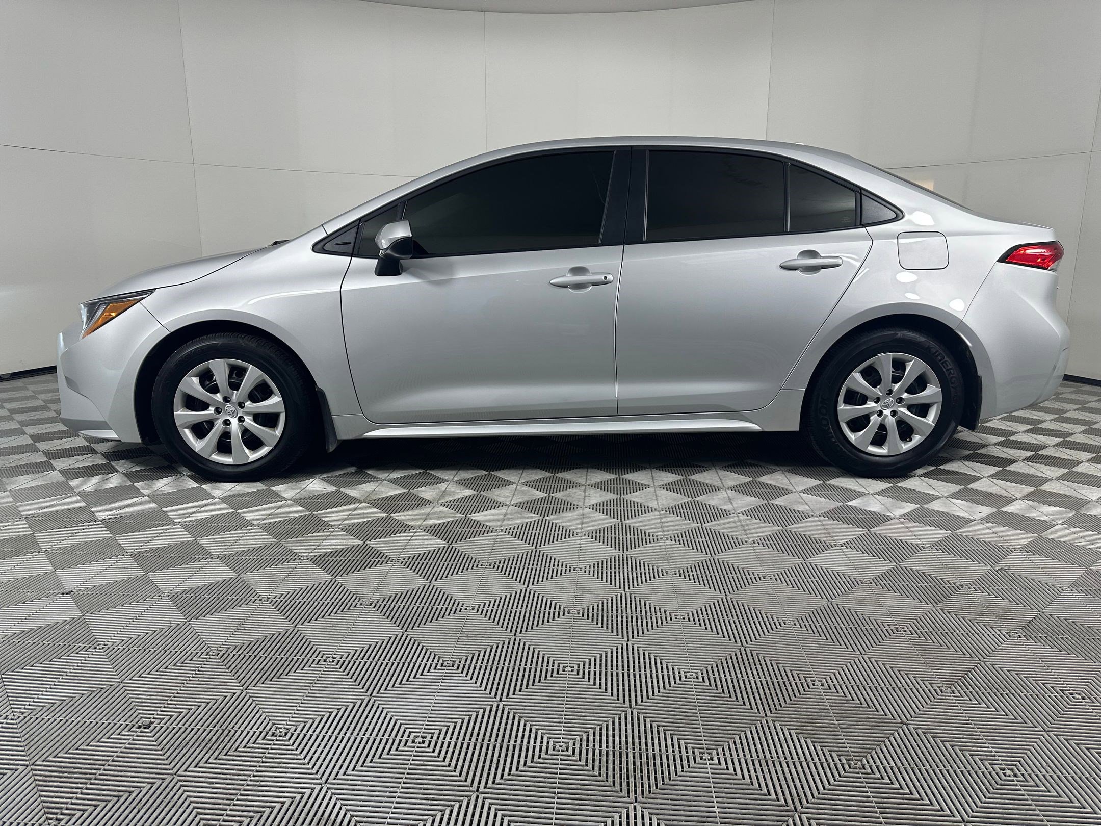 Used 2025 Toyota Corolla LE image 2