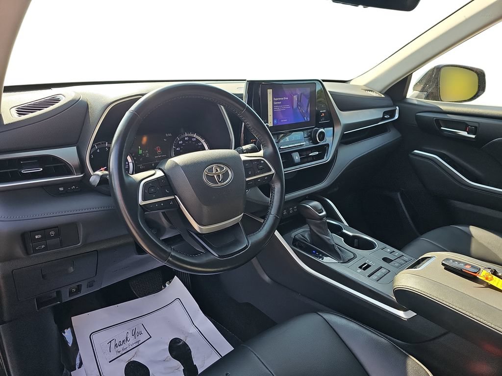 Used 2023 Toyota Highlander XLE AWD/4WD image 16