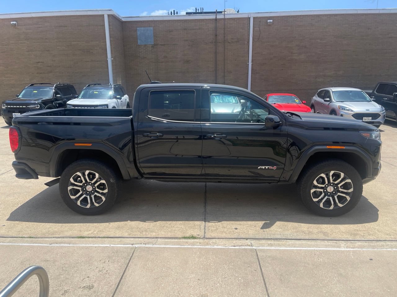 Used 2023 GMC Canyon AT4 w/ AT4 Premium Package AWD/4WD image 8