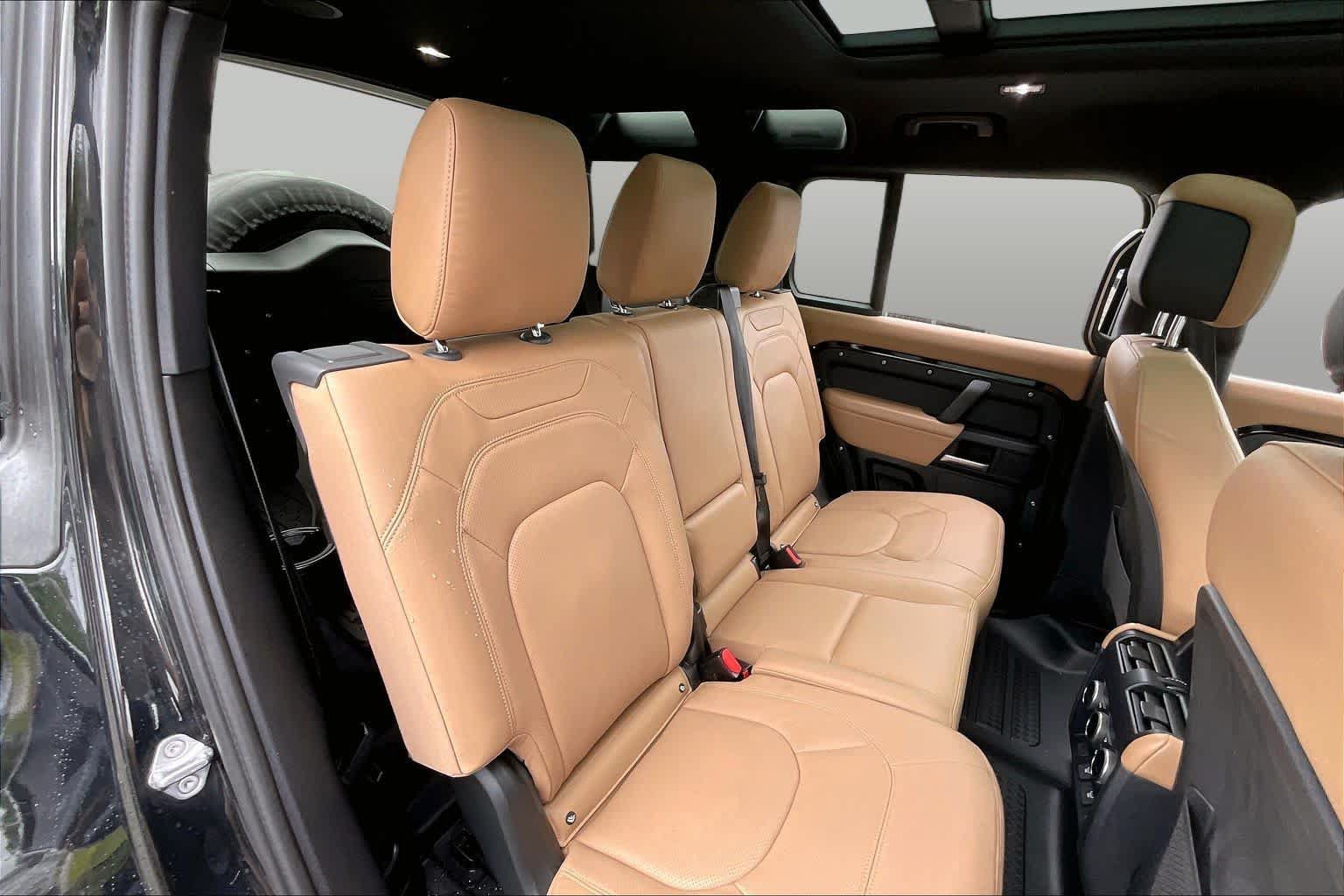 Used 2025 Land Rover Defender 110 X-Dynamic SE AWD/4WD image 18