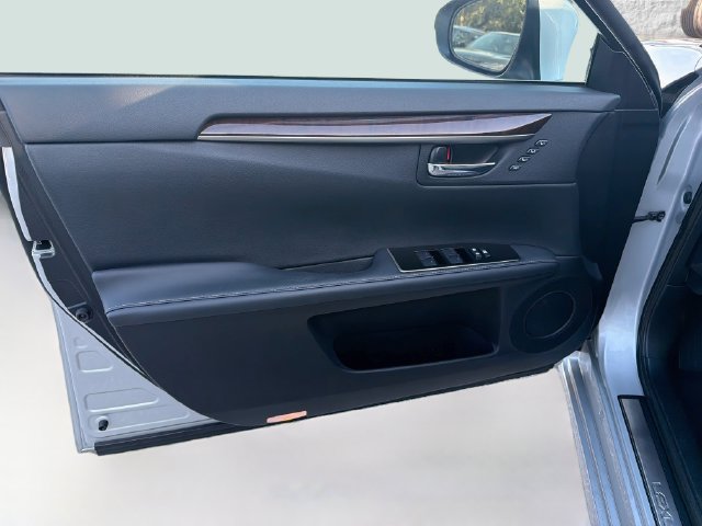 Used 2016 Lexus ES 350 w/ Luxury Package w/Wood Trim FWD image 21
