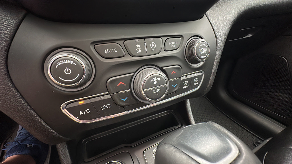 Used 2019 Jeep Cherokee Trailhawk w/ Comfort/Convenience Group AWD/4WD image 19