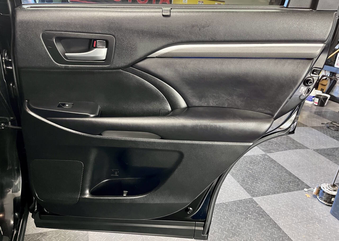 Used 2019 Toyota Highlander SE AWD/4WD image 25