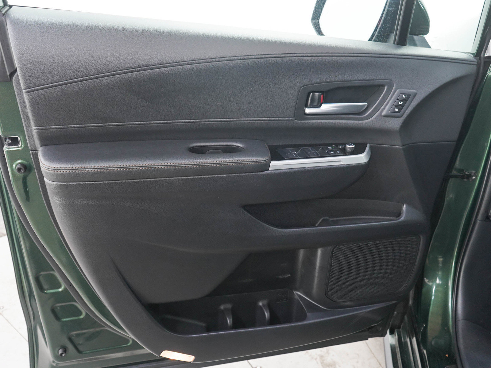 Used 2025 Toyota Sienna Platinum AWD/4WD image 24