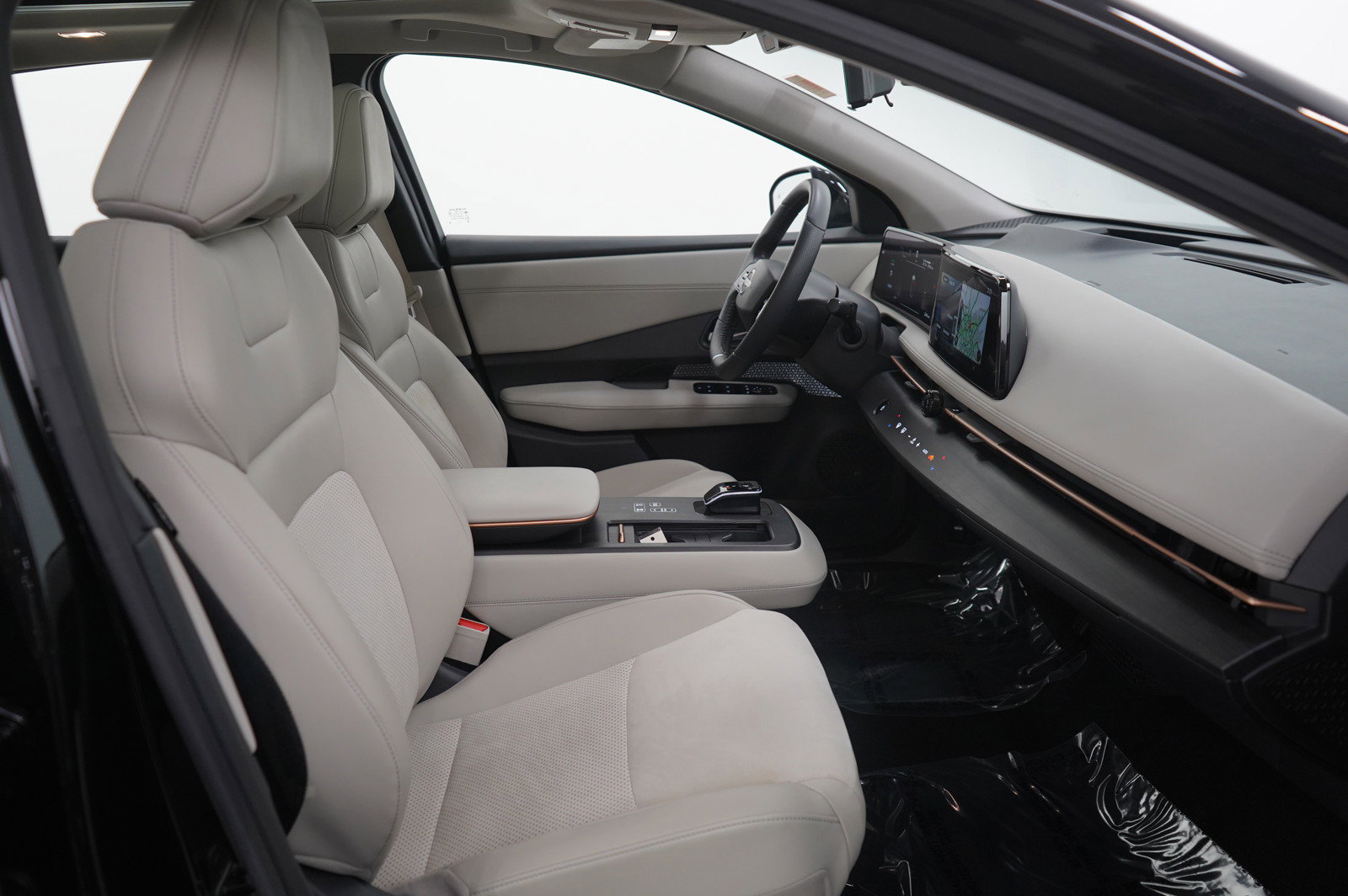 Used 2023 Nissan Ariya AWD image 11