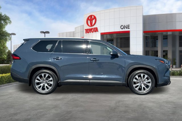 Used 2024 Toyota Grand Highlander AWD image 3