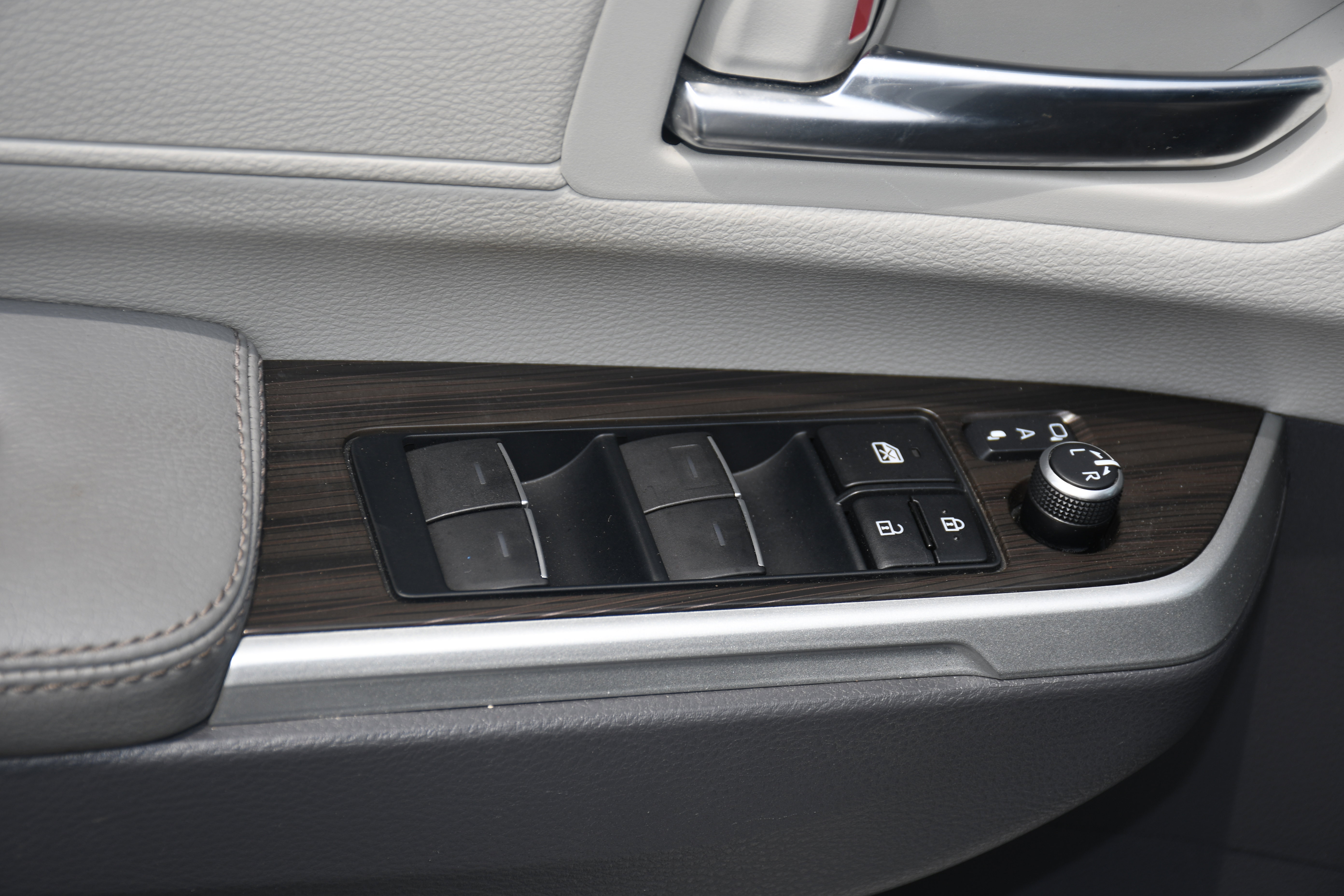 Used 2022 Toyota Sienna Limited FWD image 10