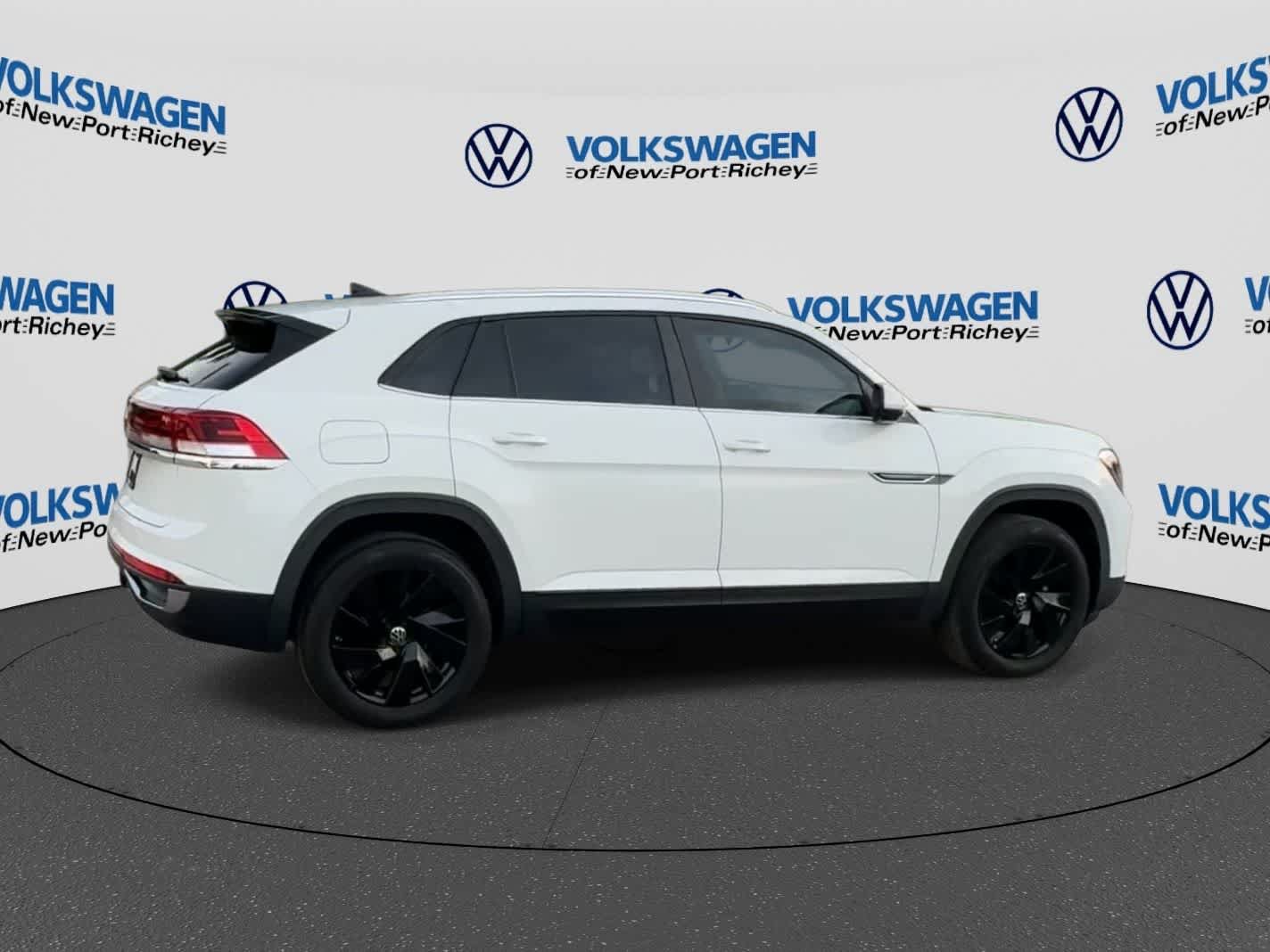 Used 2024 Volkswagen Atlas Cross Sport SE w/ Panoramic Sunroof Package FWD image 8