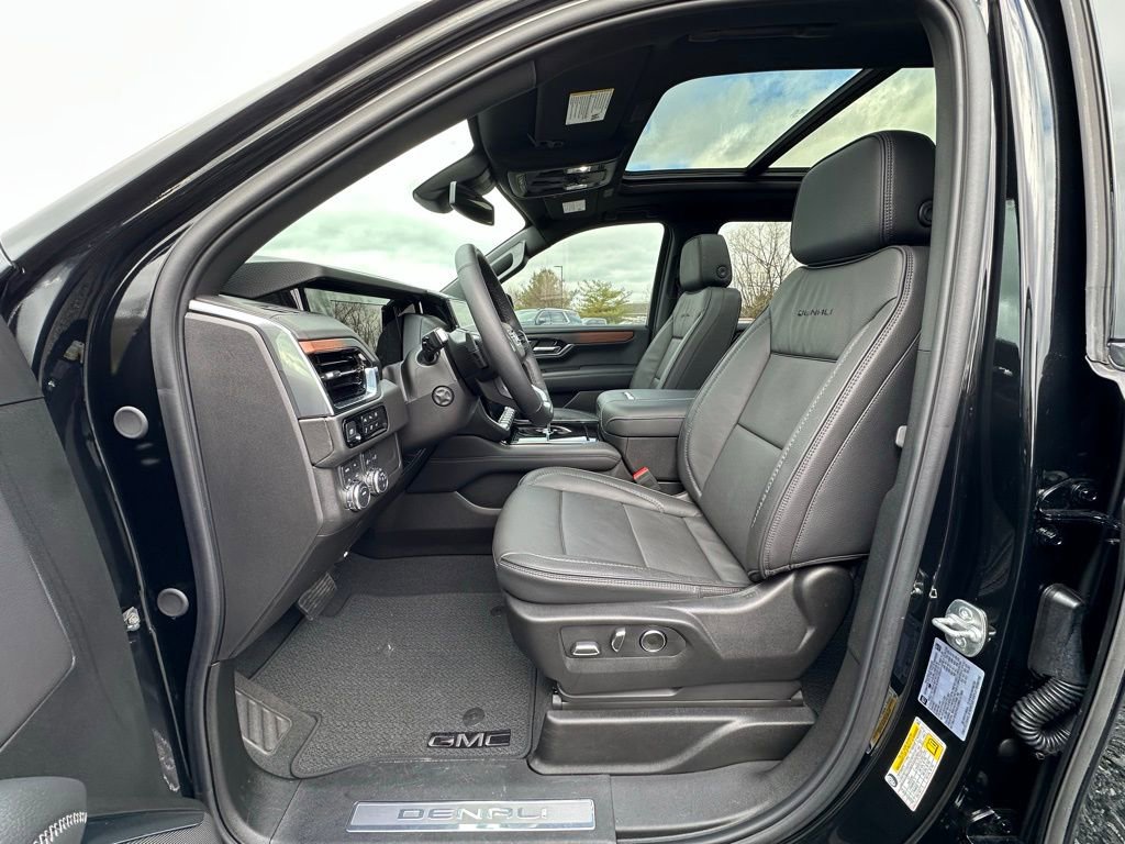 Used 2025 GMC Yukon XL Denali w/ Sun & Power Step Package image 2