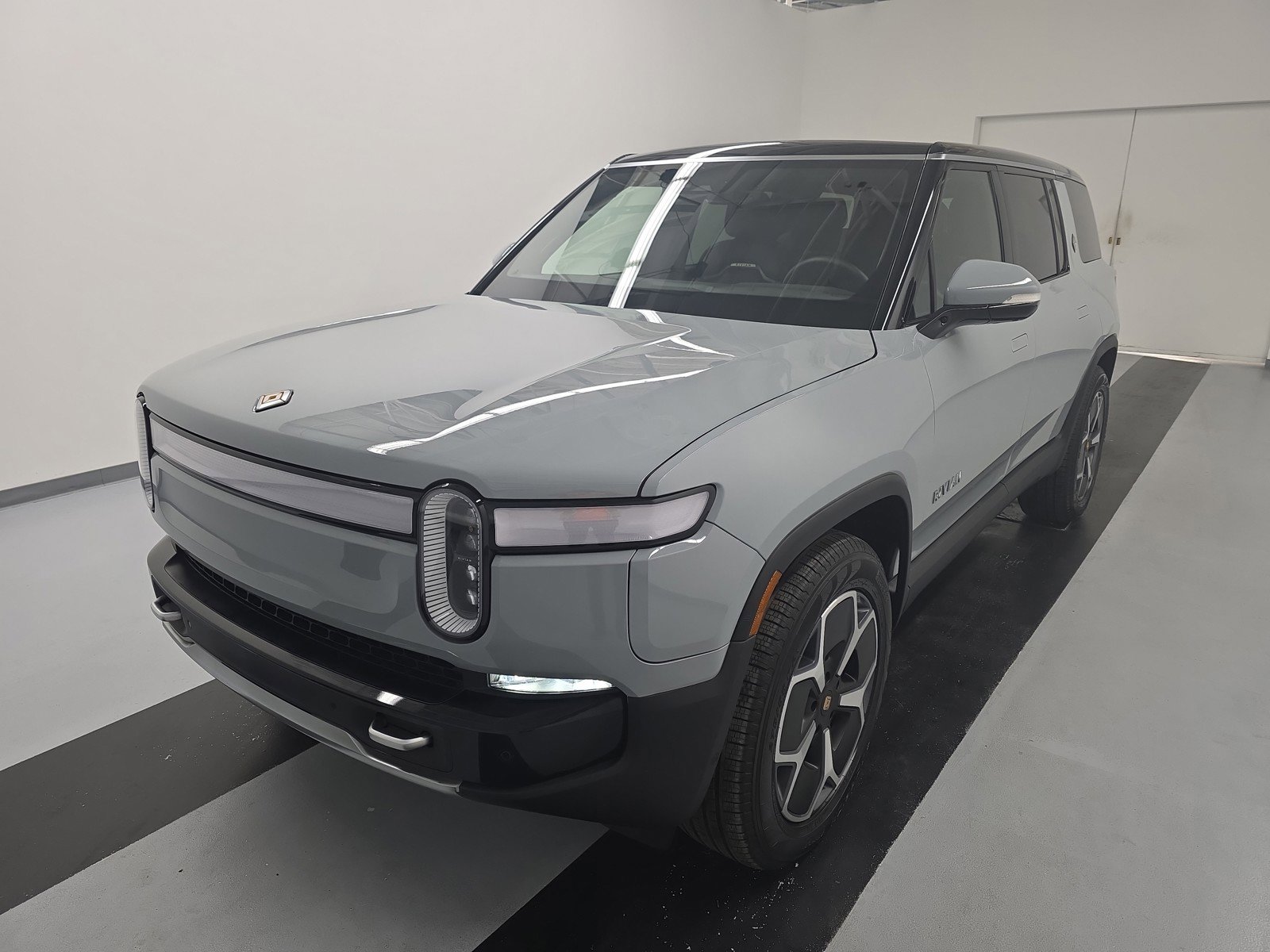 Used 2024 Rivian R1S Adventure image 1
