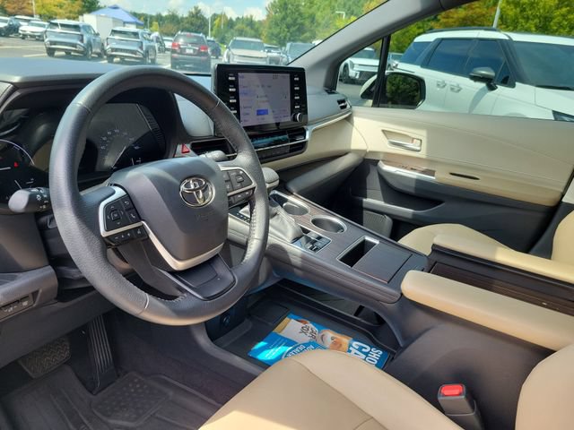 Used 2021 Toyota Sienna XLE FWD image 13