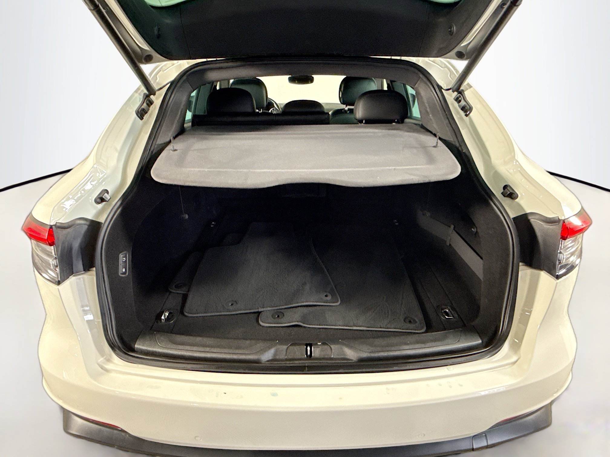 Used 2023 Maserati Levante Modena image 35