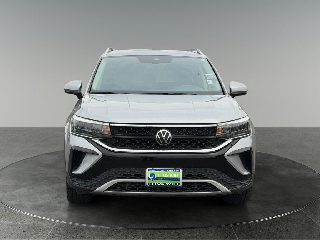 Used 2023 Volkswagen Taos SE w/ Panoramic Sunroof Package AWD/4WD image 2