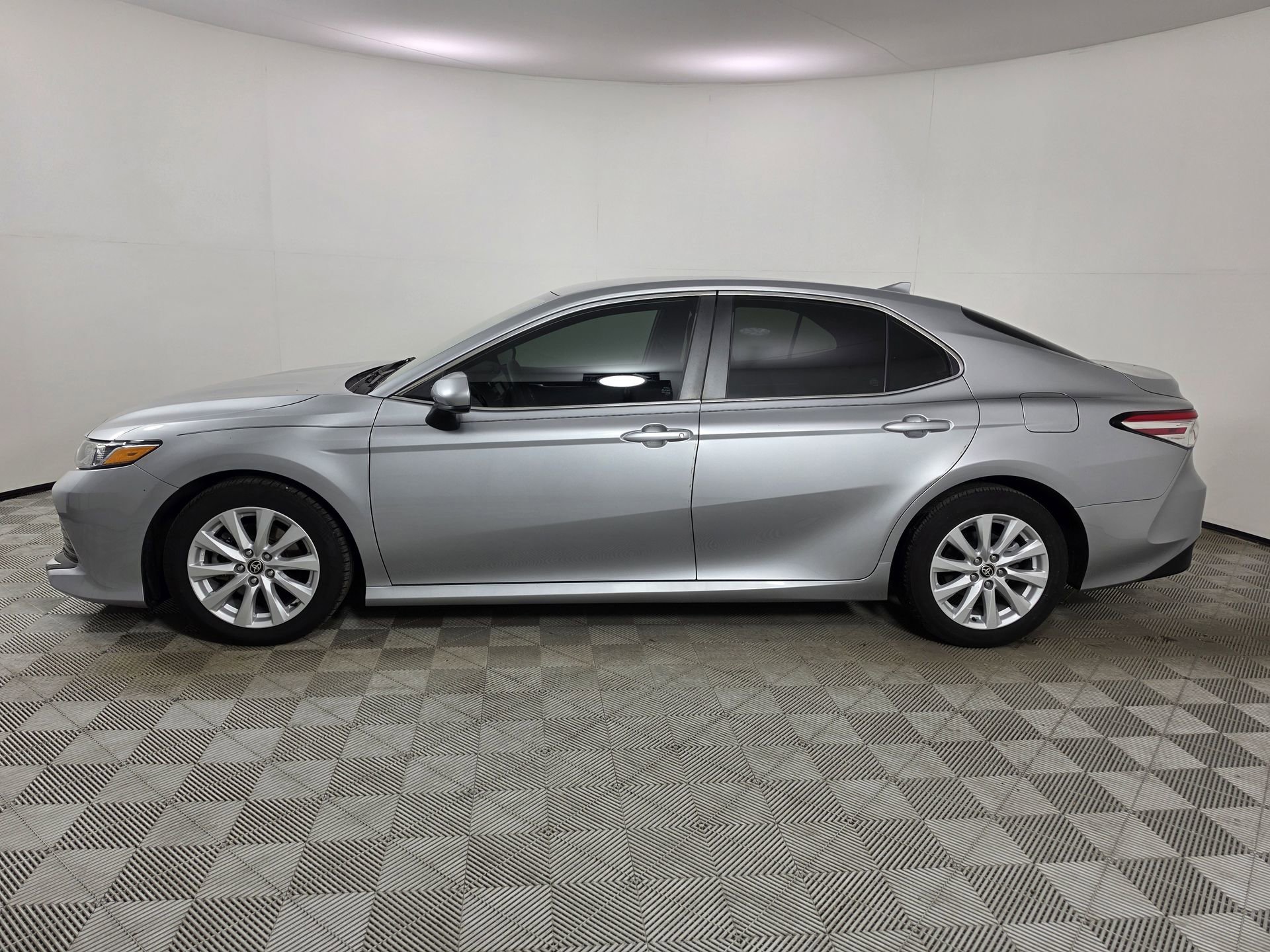 Used 2020 Toyota Camry LE FWD image 4